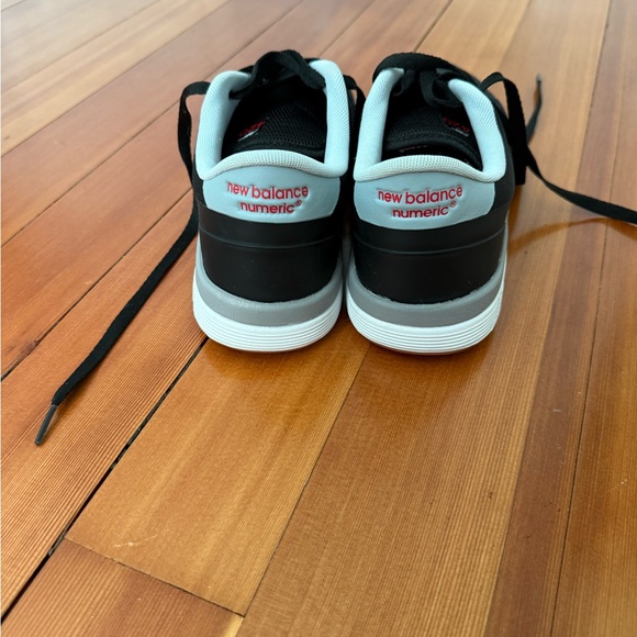 New Balance 420 Black and White with Red Accent Sneakers Classic Sporty Design - Picture 3 of 4